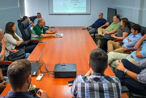 Encuentro de trabajo entre representantes del Gobierno y el sector tambero