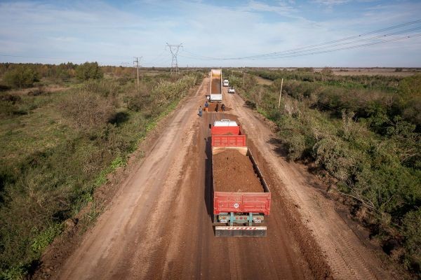 Reponen ripio y material calcáreo en caminos productivos de la provincia
