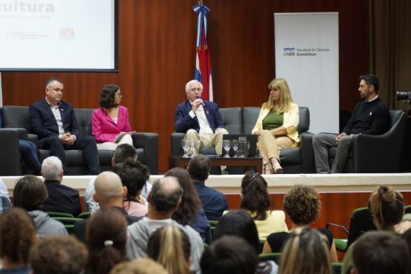 Un foro donde la ciencia muestra sus aportes a la cadena avícola entrerriana
