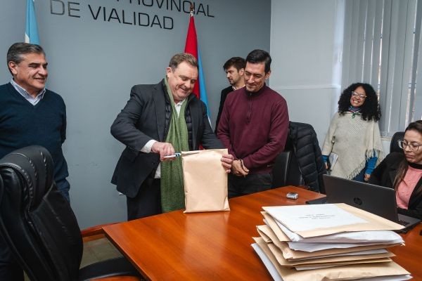 Se abrieron los sobres de las licitaciones para adquirir maquinaria vial