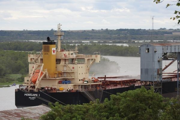 Entre Ríos lidera el transporte fluvial de granos del país